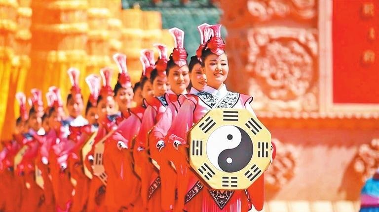 演员们在2021（辛丑）年公祭中华人文始祖伏羲大典上表演乐舞告祭仪式