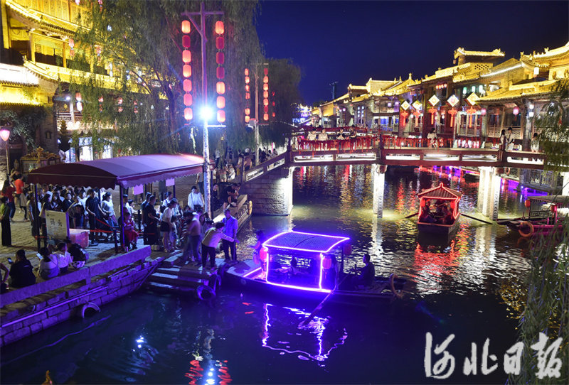 6月21日晚，游客在位于石家庄市鹿泉区的龙泉古镇景区乘船赏景。