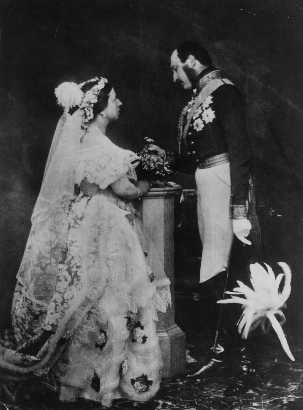 维多利亚女王和阿尔伯特亲王重演结婚仪式，1854年。