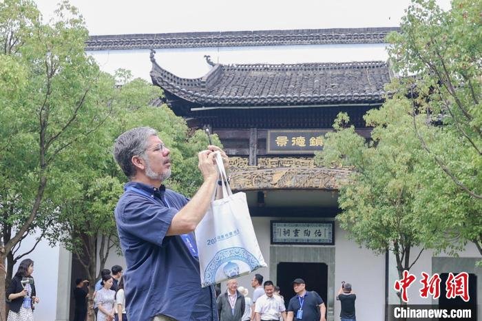 圖為意大利駐華大使安博思在景德鎮(zhèn)陶陽里御窯景區(qū)內(nèi)拍照。　劉力鑫　攝