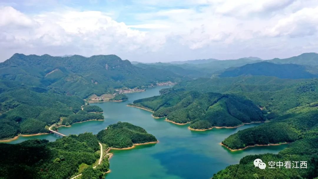 航拍江西峡江生态水库 青山碧水风光秀美