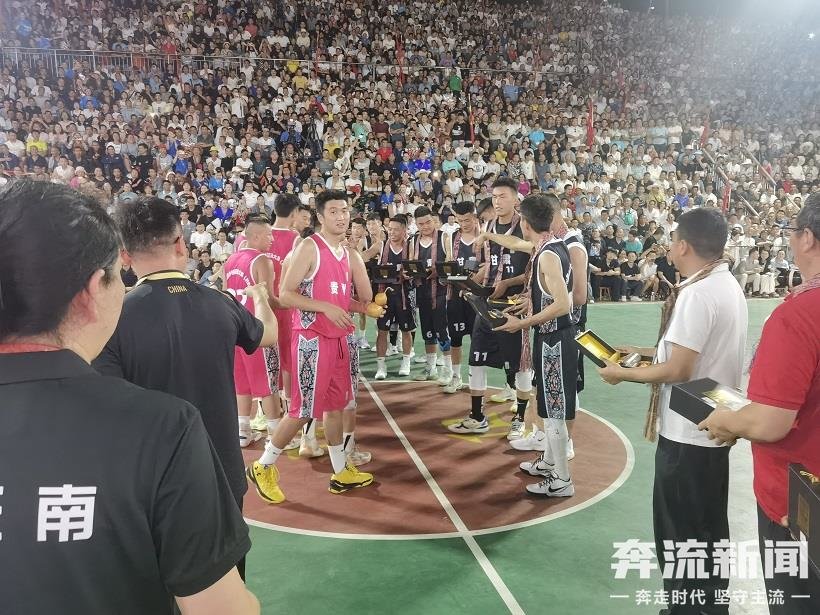 ▲双方运动员互赠礼品