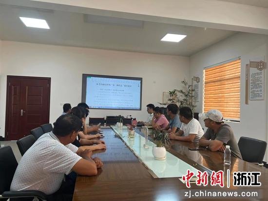 宁海县一市镇纪委组织该镇村监会成员开展负面清单学习。  宁海县纪委 供图