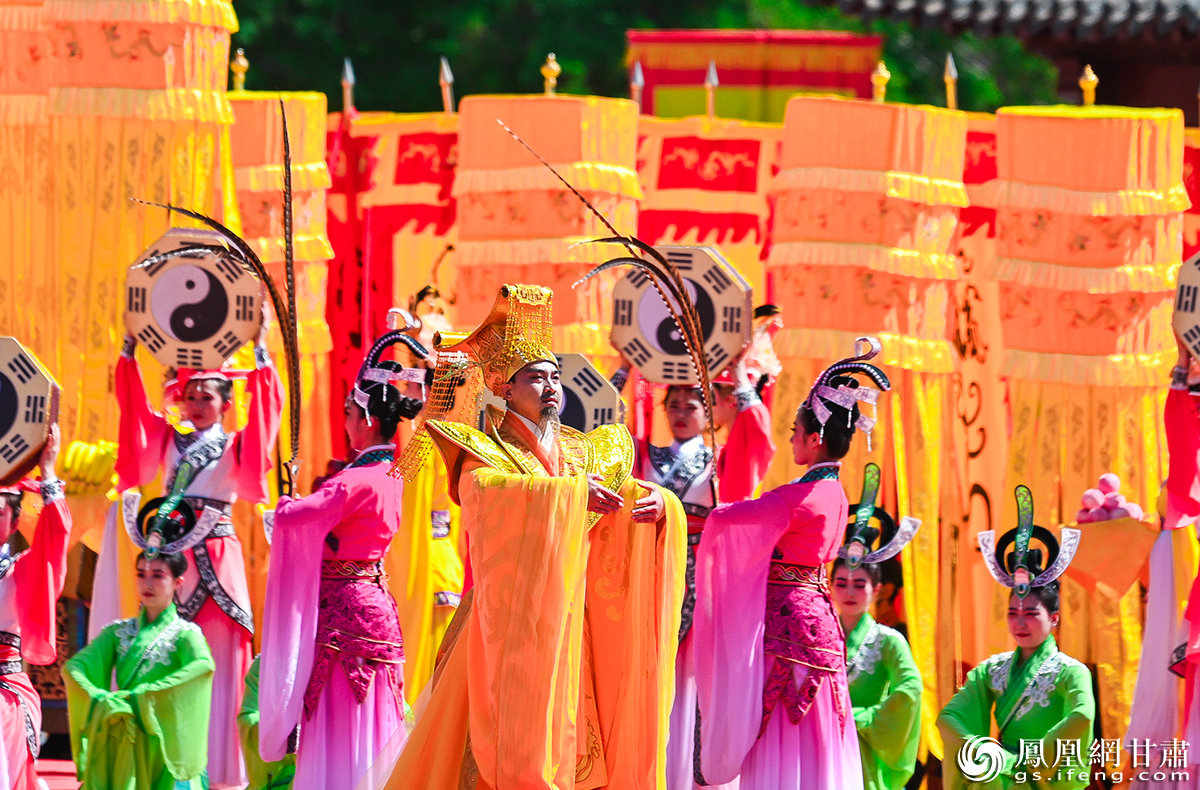 “曦开迎圣”“厥功大德”“万代敬仰”“福佑中华”四个篇章依次呈现,载歌载舞再现太昊伏羲之功业。李德宇 摄