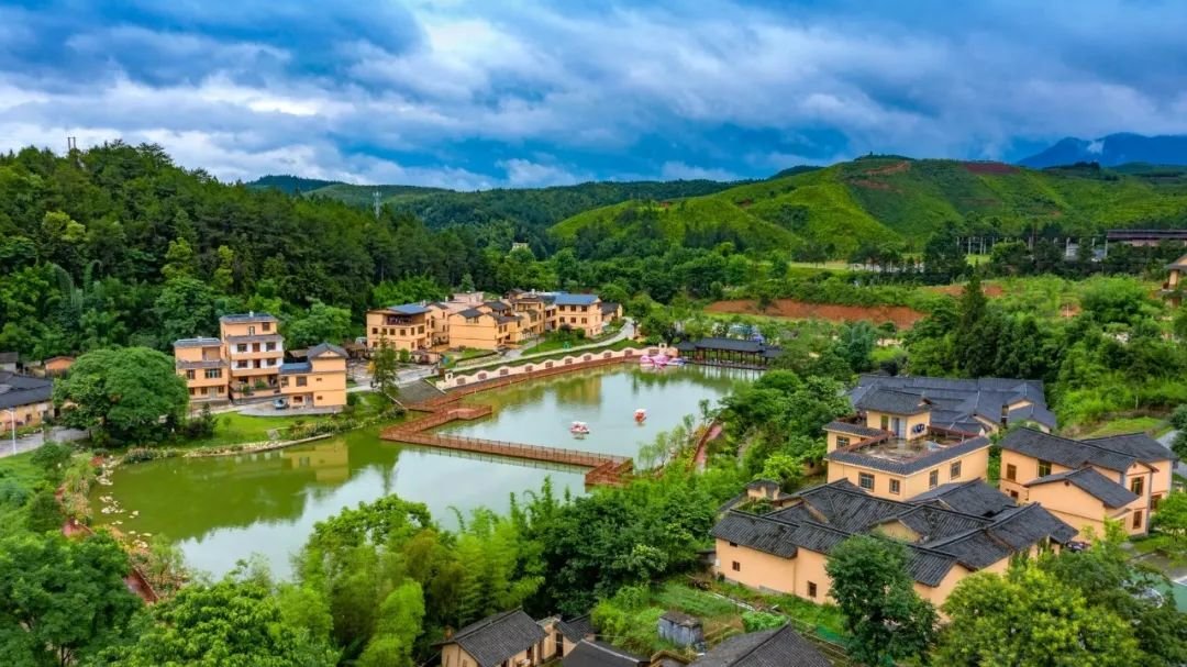 赣州市定南县黄砂口村，青山绿水，一派美丽景象。 赣州市生态环境局供图