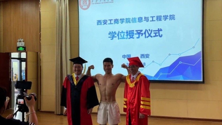 男生毕业典礼脱衣秀肌肉和校领导合影：留个纪念