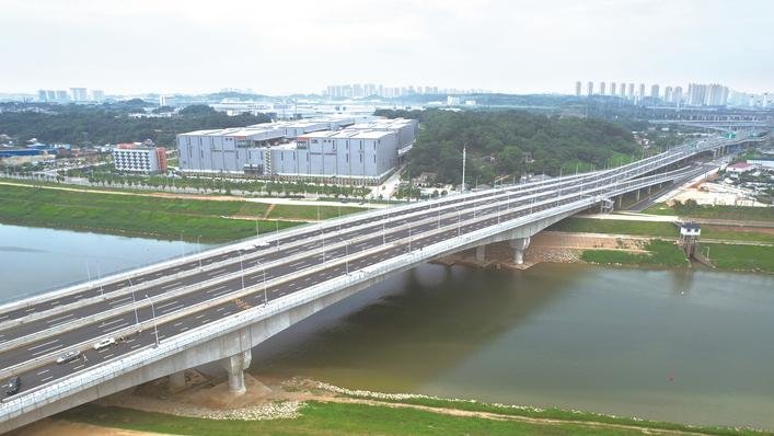 湘府东路跨浏阳河大桥西接湘府路高架桥、东至浏阳河东岸，全长667米。项目方供图