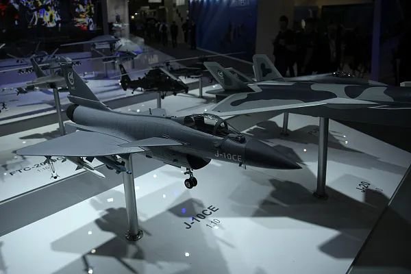 当地时间2023年6月20日，法国巴黎，中国制造的飞机模型在巴黎航展上展出。