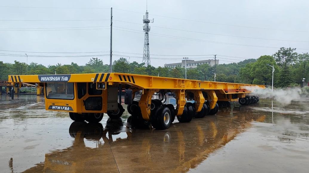 奋进中国大江澎湃，看“巨无霸”重型平板运输车原地转向