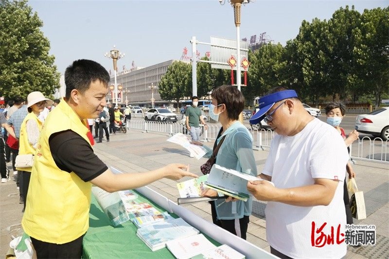 志愿者在向市民发放宣传资料。