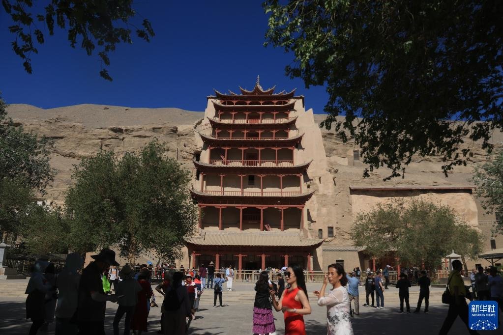 新华社发(张晓亮 摄)游客在敦煌夜市沙州食驿消费休闲(2021年9月8日摄