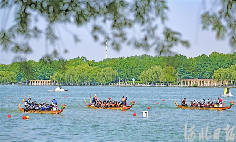 6月22日，在石家庄太平河水面，参赛龙舟队在水面竞渡。