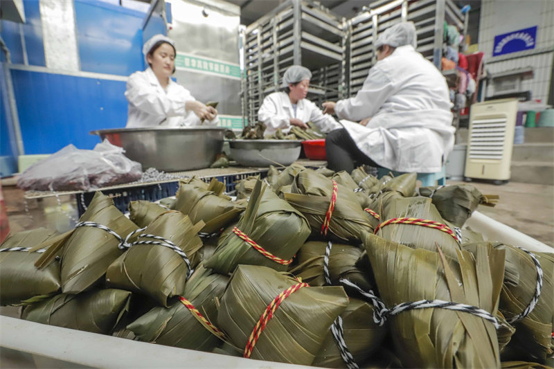 6月16日，工人在河北省迁西县东莲花院镇一家食品加工企业粽子生产车间包制传统粽子。