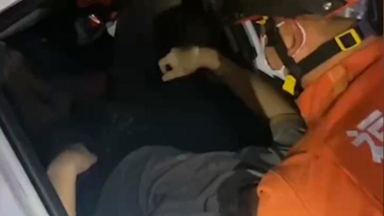 醉汉：为什么要拉我下来？消防员：你出车祸了老兄！