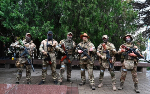 瓦格纳叛军在罗斯托夫市部署时摆出姿势拍照。