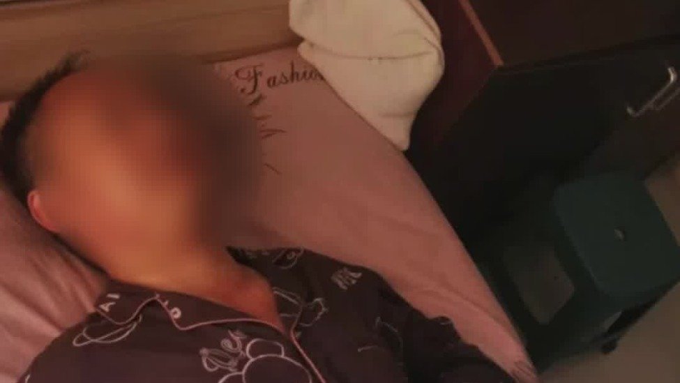 男子因打喷嚏被同监室人员踢踹撞墙致高位截瘫，行凶者被判6年