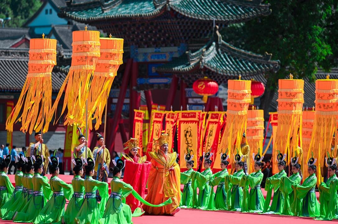 乐舞告祭环节，《曦开迎圣》《厥功大德》《万代敬仰》《福佑中华》四个乐章依次呈现，渲染出神圣、庄严、肃穆而又色彩缤纷、大气恢宏的祭祀场面。
