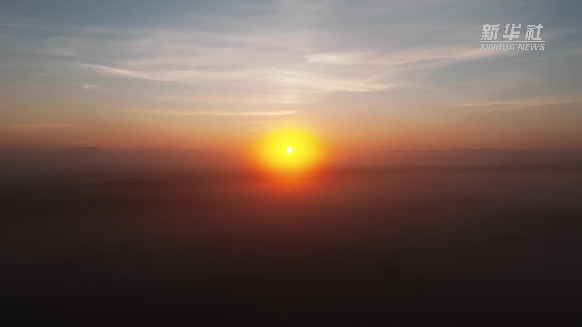 晨雾中的乌珠穆沁草原