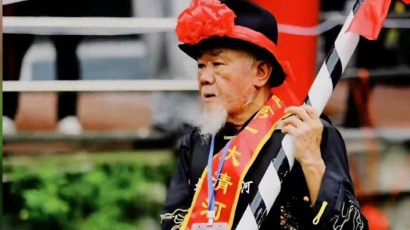 82岁白胡子爷爷掌舵龙舟，网友：怕是习武之人