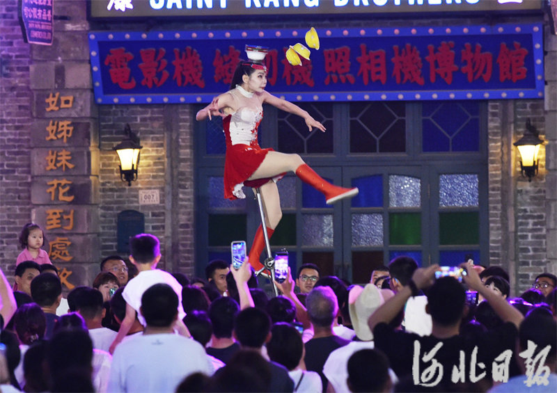 6月21日晚，游客在位于石家庄市鹿泉区的龙泉古镇景区欣赏杂技表演。