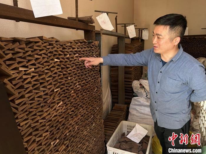 4月1日，河南省漯河市临颍县，陈庆伟介绍梳篦用材。　王宇 摄