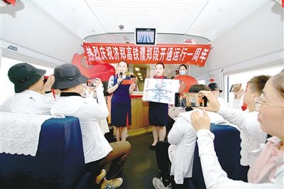列车工作人员向记者讲述高铁概况