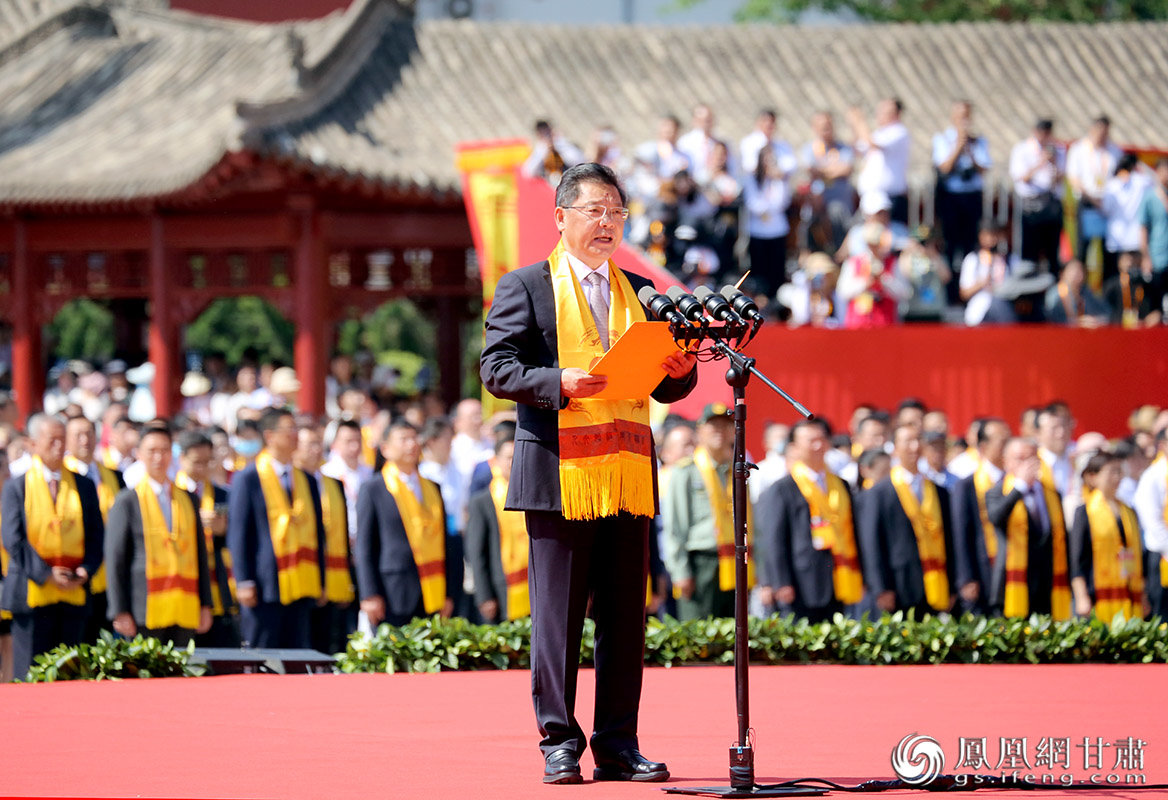 甘肃省委副书记、省长任振鹤恭读祭文 天水市委网信办供图