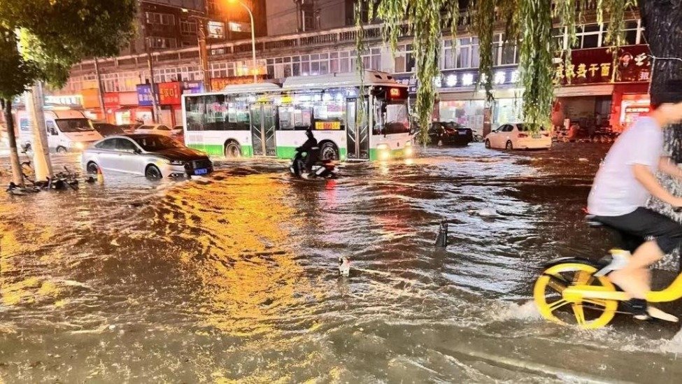 武汉市遭遇大暴雨，局地出现70厘米深积水多车被淹