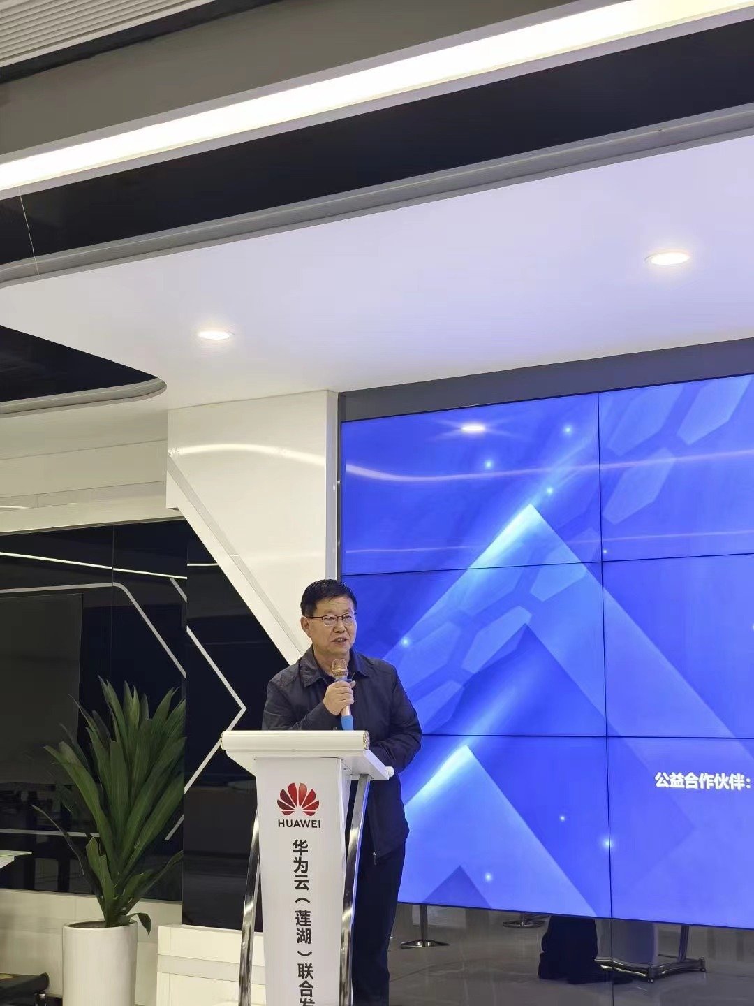 西安文理学院机械与材料工程学院院长张运良致辞