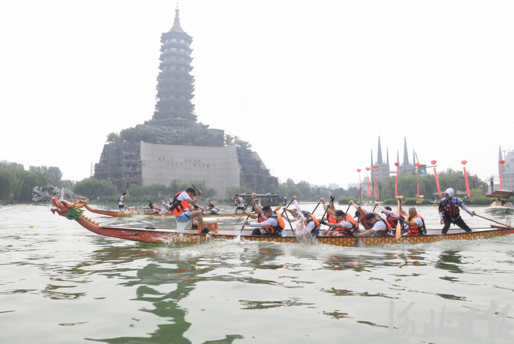 2023年6月17日，龙舟选手在位于石家庄新乐市的河北美院南校区湖面进行龙舟比赛。