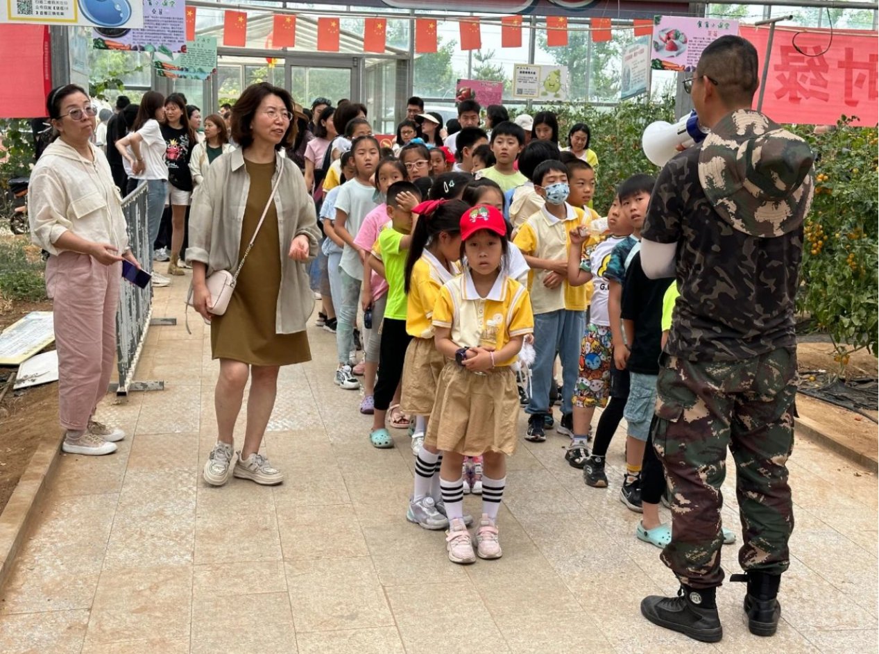 青岛市实验小学彩虹四班举行亲子研学实践活动