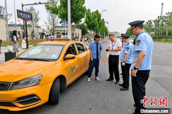 图为执法人员正在执法检查。　西安市交通运输综合执法支队供图