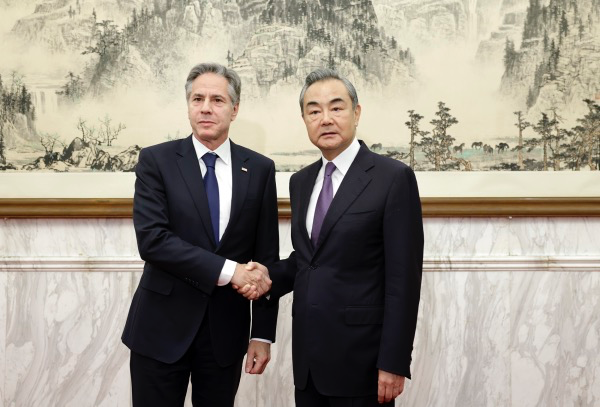 6月19日，中共中央政治局委员、中央外办主任王毅在北京会见布林肯。据新华社报道，双方就中美关系及共同关心的国际和地区问题进行了全面、深入、坦诚和长时间的沟通。