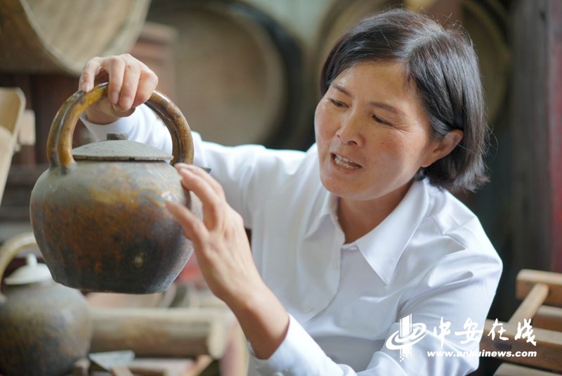 胡晓萍爱做好事。她收购了村民们带不走的老物件放在仓库。