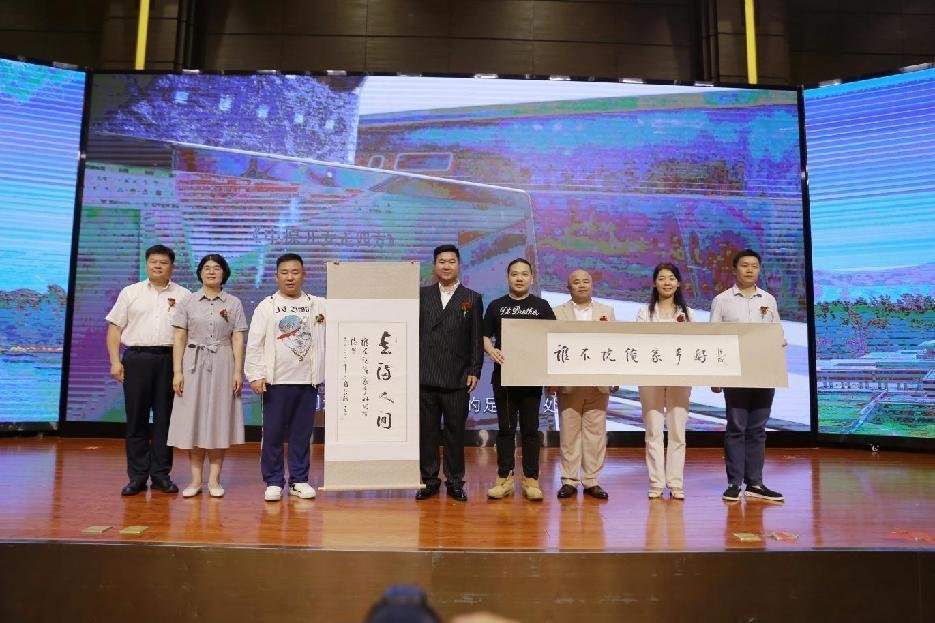 一代名家张海老师为电影《谁不说俺家乡好》赠送题字