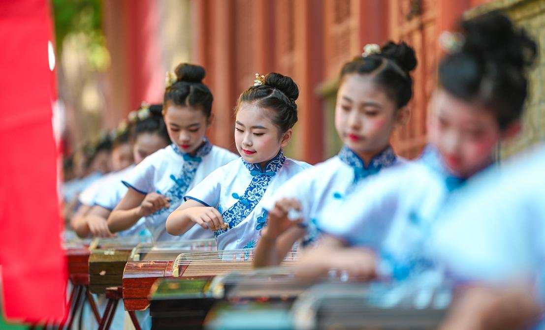 伏羲位居“三皇之首”“百王之先”，是中华民族的人文始祖，对肇启中华文明、推动人类社会发展进步作出了巨大贡献。天水是伏羲的诞生地和伏羲文化的发祥地，祭祀伏羲由来已久、世代传承。