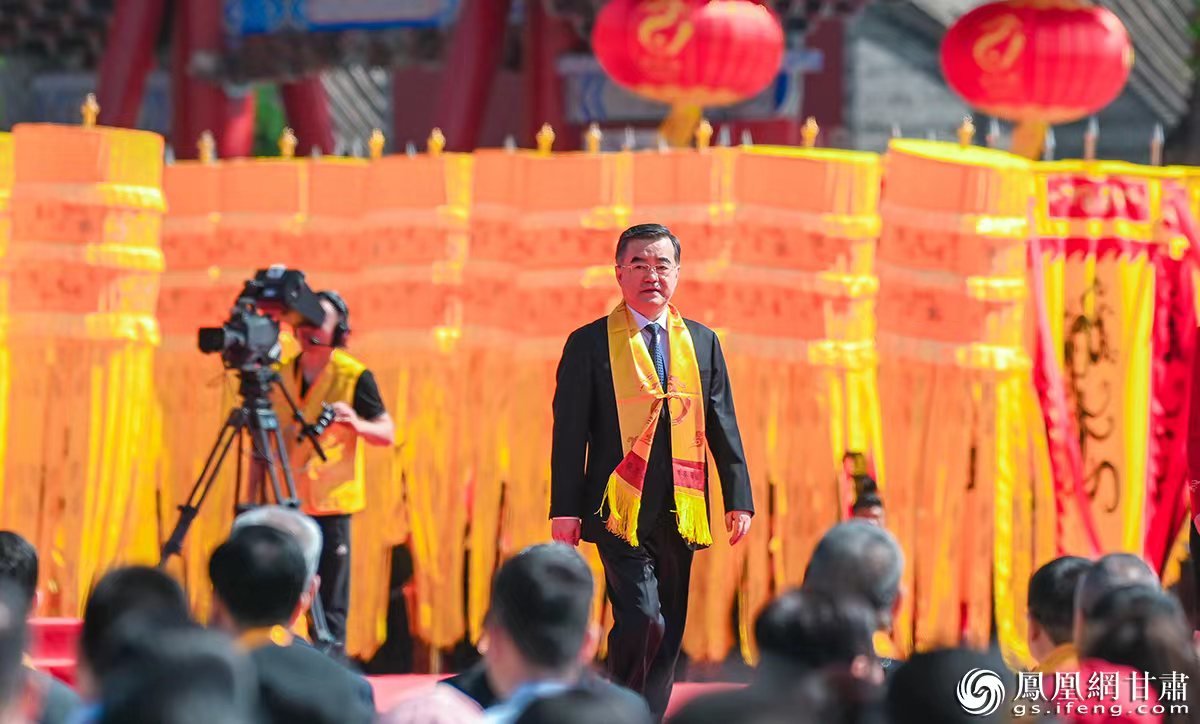 9时50分许,第二十届中央委员、第十四届全国人大常委会副委员长张庆伟宣布公祭伏羲大典正式开始。李德宇 摄