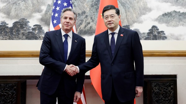6月18日，秦刚外长与布林肯在会面中握手。
