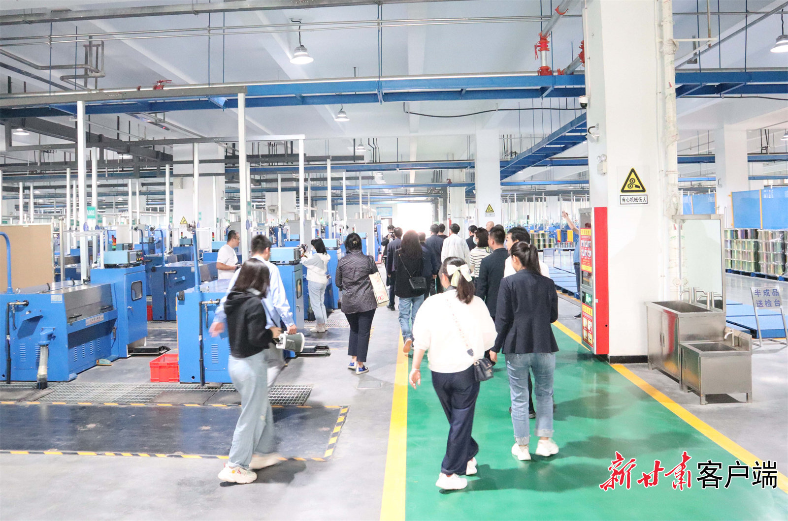 采访团观摩白银有色长通电线电缆公司的生产车间 新甘肃·甘肃日报记者 彭雯