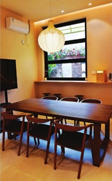 咖啡馆内简约的布置。