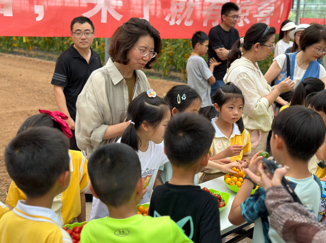 青岛市实验小学彩虹四班举行亲子研学实践活动