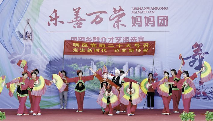 上图为“乐善万荣妈妈团”群众才艺大赛海选赛现场。