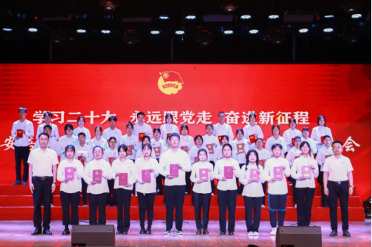 社会实践与志愿服务类荣誉获得者上台领奖