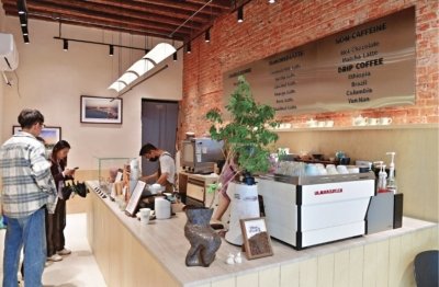 咖啡馆吧台后面的红砖墙保留着最初的模样。