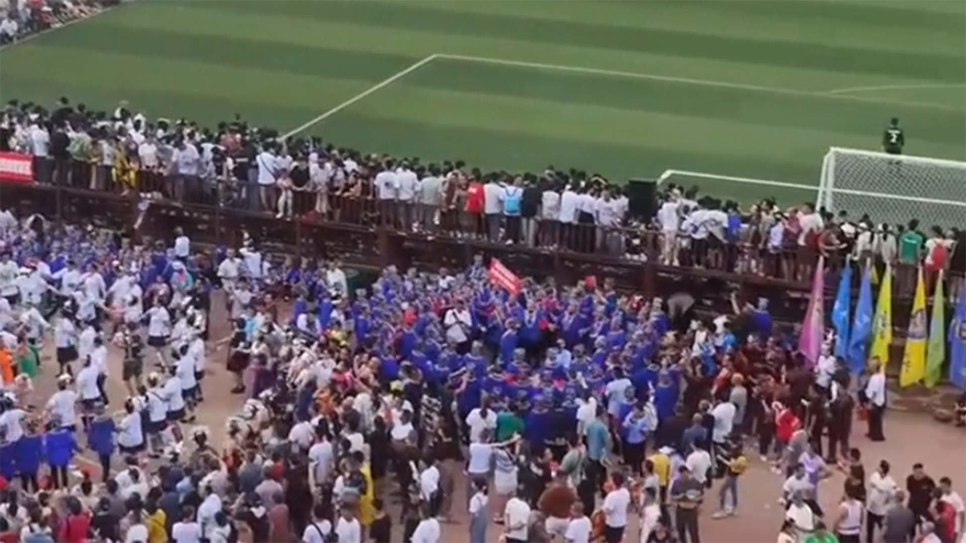 足球评论员董路说村超像跳广场舞，改变不了中国足球，网友：村超能让百姓爱上这项运动