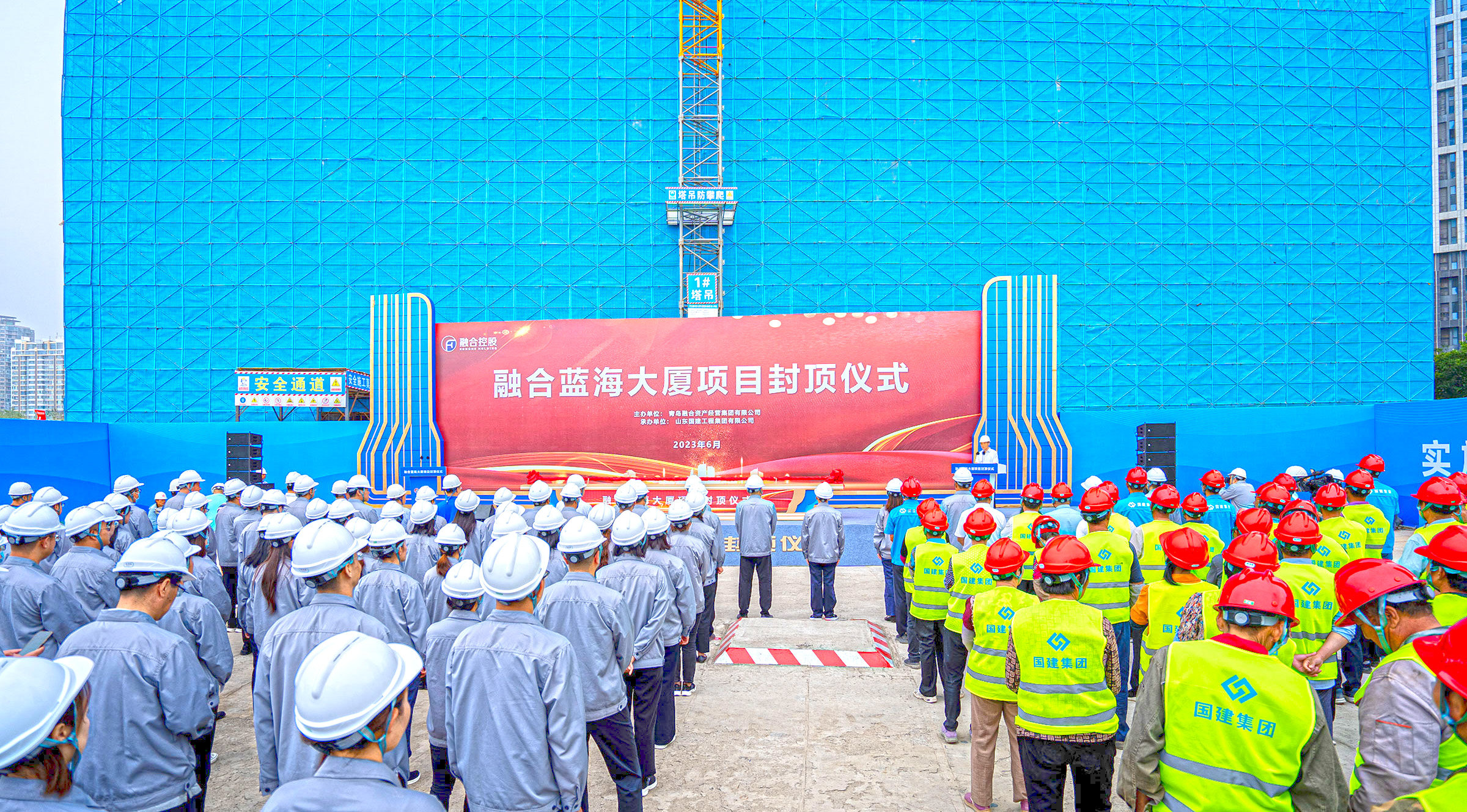 又添新地标!青岛西海岸新区融合蓝海大厦主体结构封顶