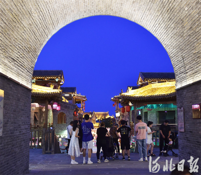 6月21日晚，游客在位于石家庄市鹿泉区的龙泉古镇景区参观游览。