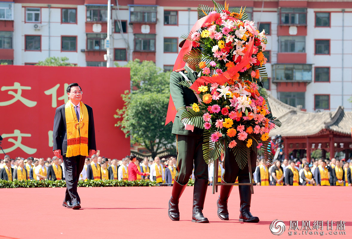 甘肃省委书记、省人大常委会主任胡昌升(左)敬献花篮 天水市委网信办供图