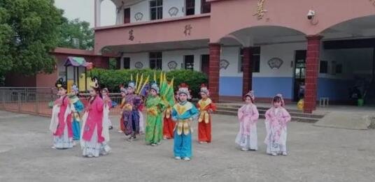 小学生们学唱西河戏