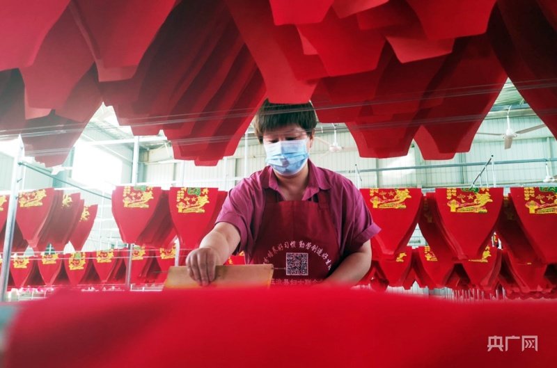 工人正在印染布料(央广网发 赵军宝 摄)